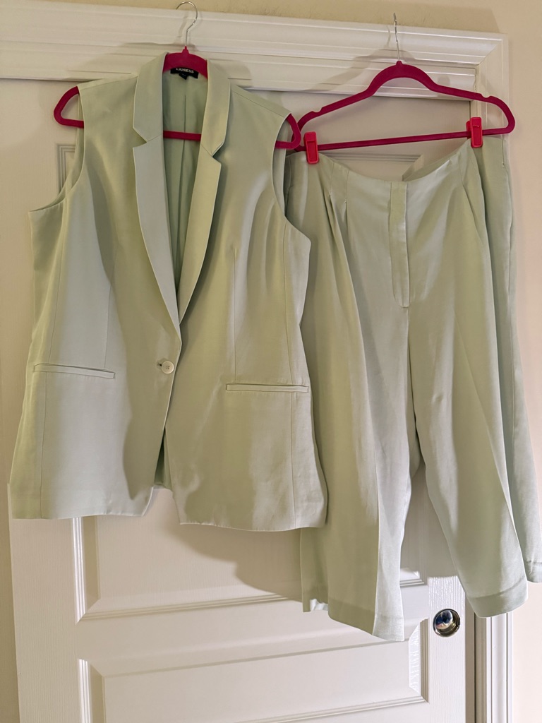Express Pale Celery Sleeveless Jacket W/Notch And Matching Wide Crop Pants